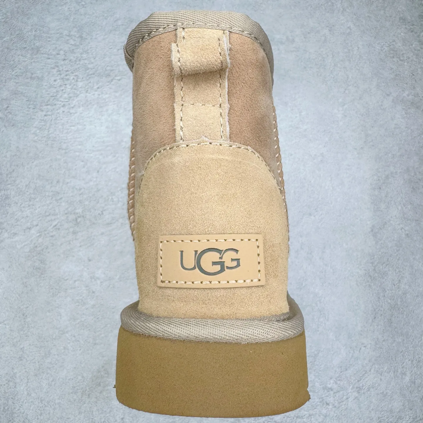 Pick up locally💰520 UGG 6222 Classic short-cut autumn and winter sheepskin and fur integrated snow boots. All shoes are made from the same factory as ZP. Longfeng A-grade Australian imported sheepskin and fur integrated men's and women's boots. Brand OEM production line. Fully follow the ZP process. OEM original pattern maker. Adhering to the principle of no original shoes and no development selection. Pay attention to every detail. The most authentic version on the market. TREADLITE "Light Wing" technology outsole. Lightweight/durable/flexible/pile size: 35 36 37 38 39 40 41 42 43 44 45 Coding: by2936060